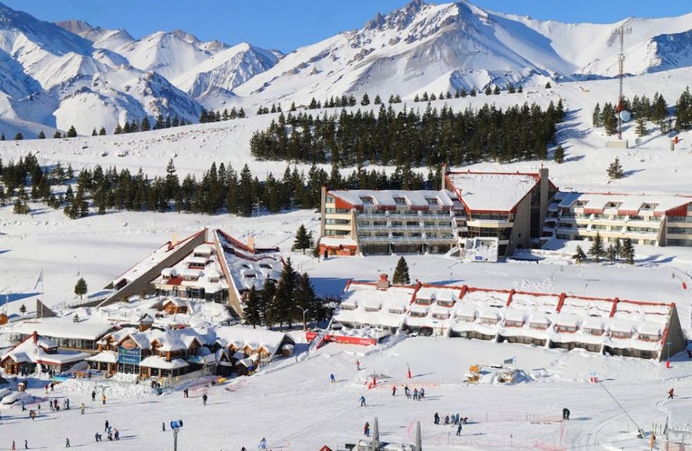 El centro de esquí de Las Leñas, luego de una postergación por estimaciones metereológicas, programó la apertura de la temporada para el sábado 1 de julio.