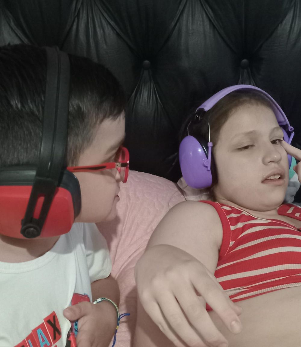 Tiago y Tania, son hermanos, tienen autismo y pasan las Fiestas con mucho sufrimiento por la pirotecnia: 