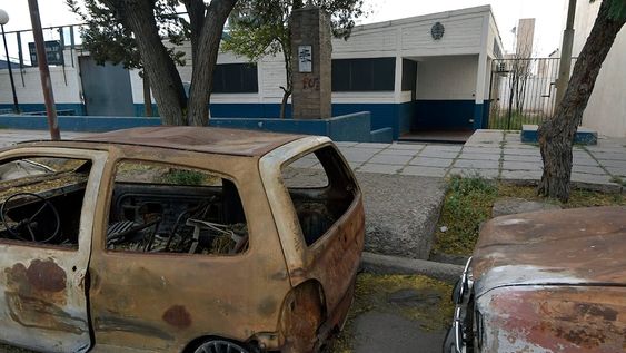 Caso Rosales Campos Pablo Osmar se investiga su muerte que se produjo esta madrugada, en el interior de la Comisaría 33 de Mendoza.Intervienen los servicios de Policía Científica y personal de Narcocriminalidadfoto: Orlando Pelichotti