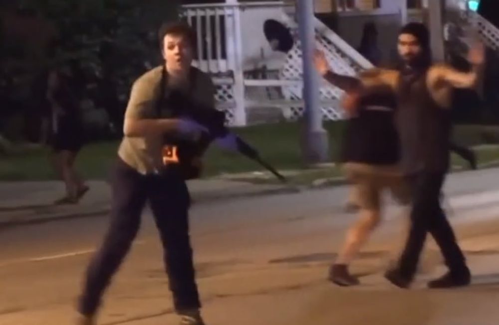 Aterrador video: un joven de 17 años “pro-policía” mató a dos manifestantes en Wisconsin