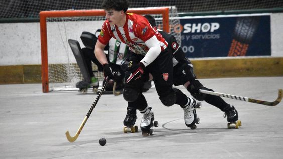 Hockey Patín. Los quintetos de Atlético San Martín y Banco Mendoza protagonizaron uno de los cuartos de final y ahí el Bancario estuvo más certero, porque ganó a los Albirrojos, por 2-1 y pasó a semifinales, pero llegó solo a esta instancia, porque se inclinó por 5-2 ante Casa de Italia.
