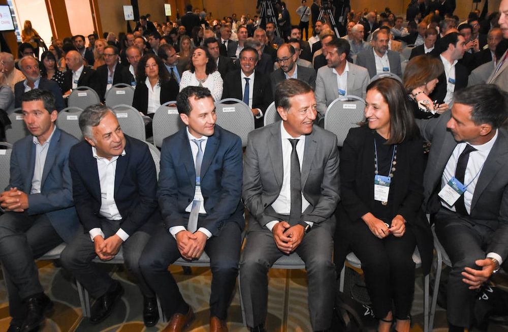 El 4º Foro de Inversiones y Negocios, fue organizado en conjunto por el Gobierno de Mendoza y el Consejo Empresario Mendocino en el marco de la Fiesta Nacional de la Vendimia. En la imagen, el gobernador de la provincia, Rodolfo Suárez, políticos y empresarios prestan atención a los distintos paneles de inversionistas. /Foto: Mariana Villa / Los Andes