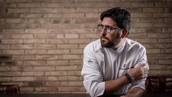 El chef mendocino, junto con su esposa y colega Carito Lourenço, recibió una estrella Michelin por su restaurante Fierro, ubicado en Valencia (España). | Foto: redes sociales de Fierro