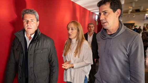 Mendoza es la sede hoy del Frente de Todos a nivel nacional, que convocó a un espacio de debate llamado Peronismo Futuro.El gobernador de San Juan Sergio Uñac, el  ministro del Interior Wado de Pedro junto a la Senadora Anabel Fernandez SagastiFoto: Ignacio Blanco / Los andes