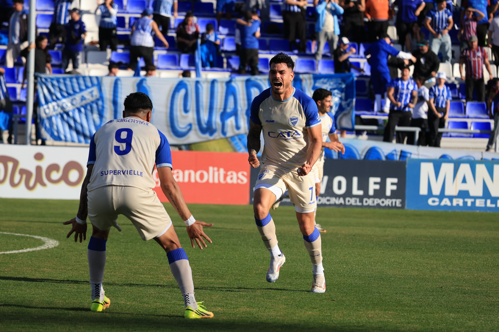 La dupla goleadora del Expreso celebra una conquista clave durante el encuentro.