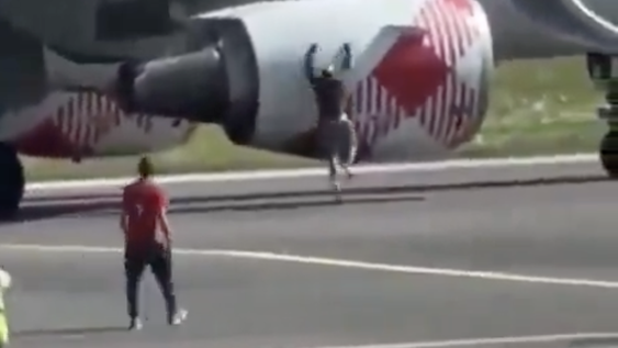 Un joven italiano murió aborbido por la turbina de un avión