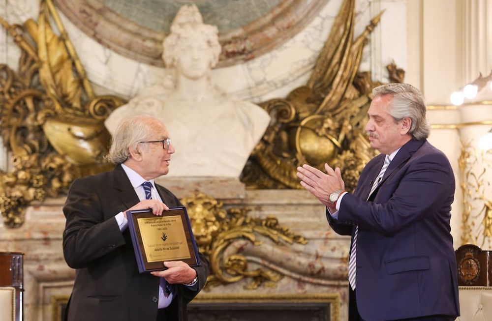Agenda apretada. Después de participar del 56° Coloquio de IDEA, Fernández festejó el 40° aniversario del Premio Nobel de la Paz otorgado a Adolfo Pérez Esquivel.