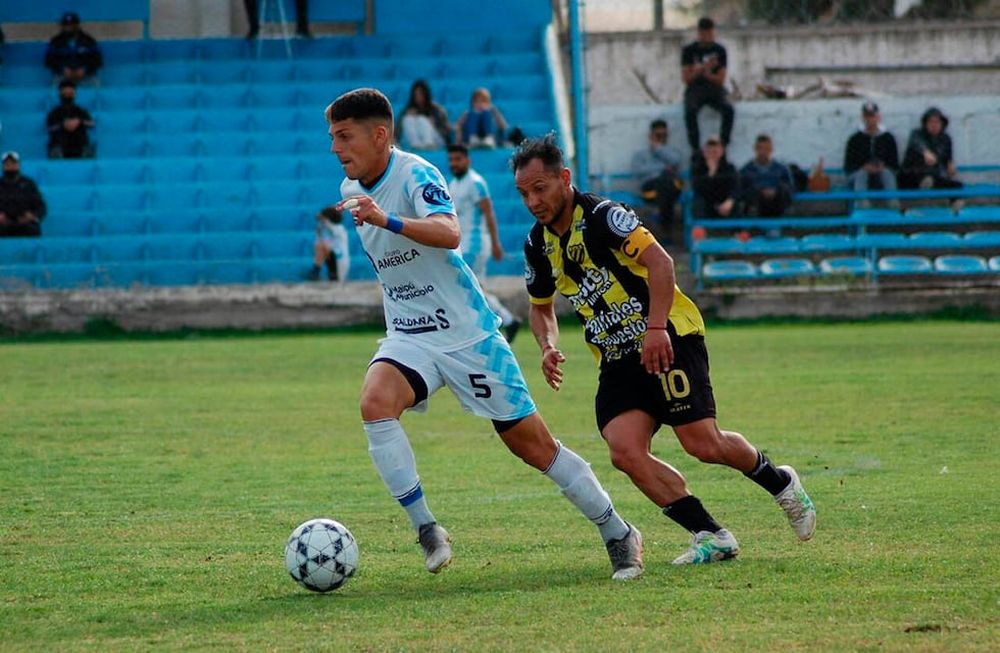Adelante. Leonardo Zolorza (5), volante central de Gutiérrez, deja en el camino a Cristian Mortes (10), de Palmira. Gentileza Emma Rodríguez.