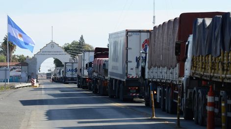 Los Andes | Gran cantidad de camiones esperan el ingreso a Mendoza en el puesto de control de Desaguadero por las medidas preventivas en cuarentena contra el coronavirus Foto Claudio Gutiérrez / Los Andes