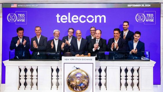 Este miércoles 25 de septiembre de 2024 La Bolsa de Valores de Nueva York recibió al podio a Telecom Argentina (NYSE: TEO) para celebrar su 30° Aniversario de Cotización. Para honrar la ocasión, Roberto Nobile, director ejecutivo, acompañado por Stefan Jekel, director de cotizaciones internacionales, toca la campana de clausura. Foto: NYSE