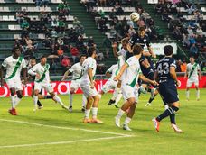 Independiente Rivadavia tuvo un arranque furioso y generó chances: Bucca fue uno de los que aportó un cabezazo que se fue cerca. Independiente Rivadavia tuvo un arranque furioso y generó chances: Bucca fue uno de los que aportó un cabezazo que se fue cerca.