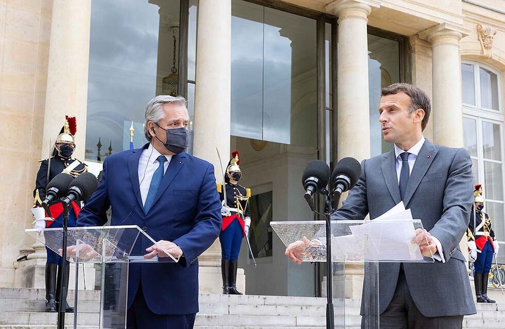 El presidente Alberto Fernández agradeció el apoyo a la posición argentina en las negociaciones ante el FMI y el Club de París que brindó su par de la República Francesa, Emmanuel Macron, con quien destacó el compromiso de ambos países en la lucha contra el cambio climático y el respeto a la diversidad de género.