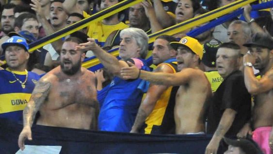 Rafael Di Zeo y Mauro Martín, juntos en la popular de Boca. / Gentileza.