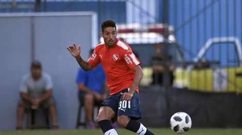 Gonzalo Verón vistió la camiseta de Independiente y el club mantiene una deuda millonaria con él. (Foto: @Independiente)
