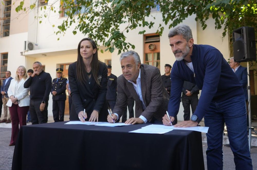El gobernador Alfredo Cornejo, la ministra de Seguridad, Mercedes Rus, y el intendente de Capital, Ulpiano Su&aacute;rez, firmaron la entrega de pistolas Taser a preventores municipales.&nbsp;