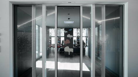 Decoración y arquitectura mejoran confort acústico con nuevos cerramientos interiores modernos.