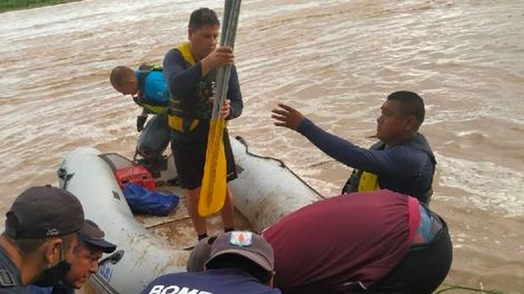 Personal de rescate trabaja para encontrar a personas que se hundieron en un gomón sobre el río Bermejo en Salta.