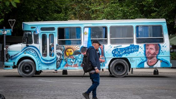 ¡La Scaloneta! Un grupo de amigos le dio vida al colectivo de la Selección Argentina para el Mundial Qatar 2022. Foto: Ignacio Blanco / Los Andes