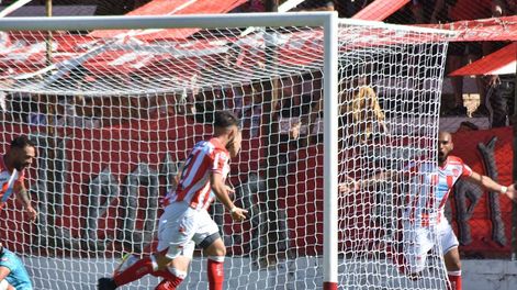 Los Andes | El festejo del primer gol de Campozano. El Chacarero pegó en los momentos justos, ganó con autoridad y estiró a siete partidos su racha invicta ante el Jarillero en duelos por torneos federales.