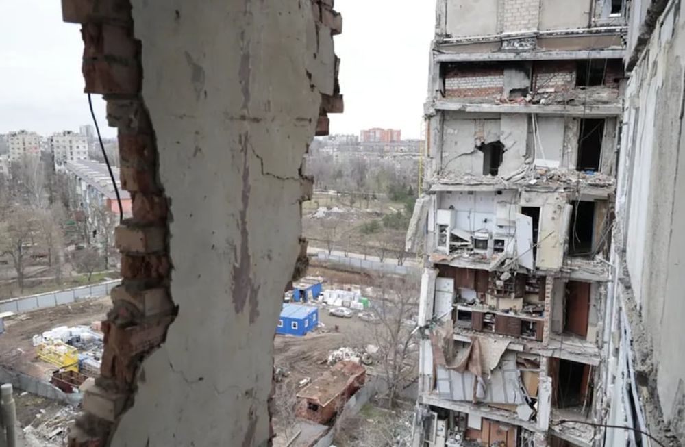 En la imagen, vista de un edificio de apartamentos dañado durante intensos combates en Mariúpol, una zona controlada por Rusia en la provincia de Donetsk, en el este de Ucrania, el 5 de enero de 2023.