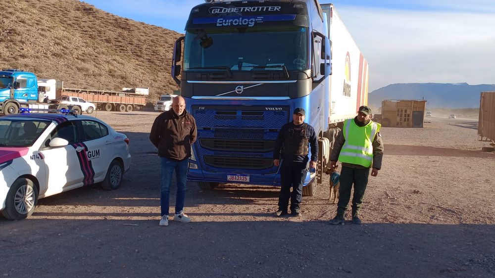 Multaron a un camionero brasileño que sobrepaso a un auto en un túnel de alta montaña