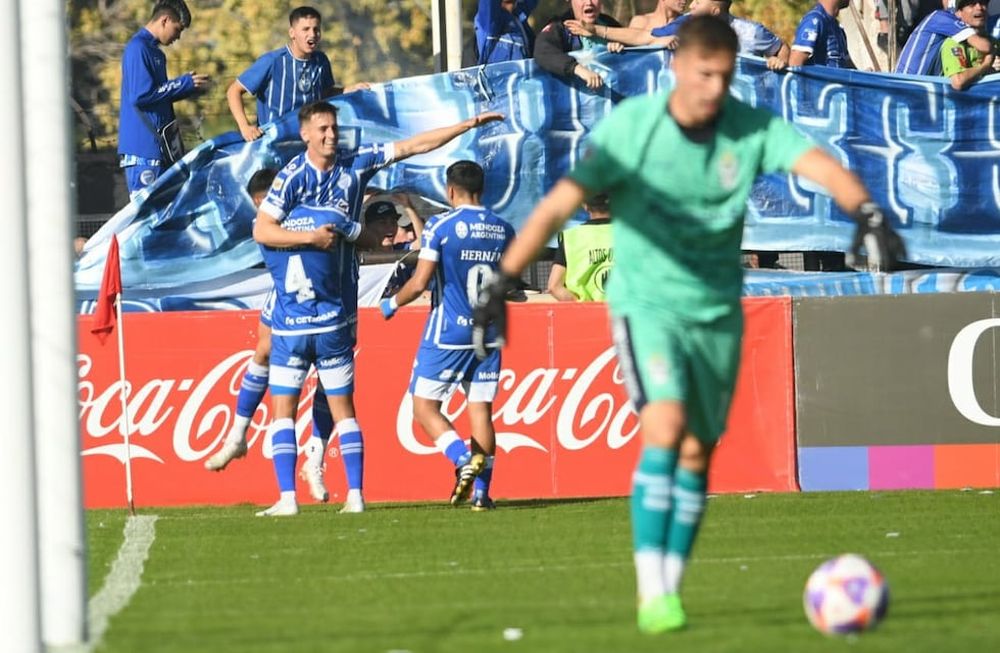 Tadeo Allende festeja su golazo ante el Tripero en la fecha pasada. El Tomba buscará seguir por la buena senda en Rosario. / Ignacio Blanco (Los Andes).