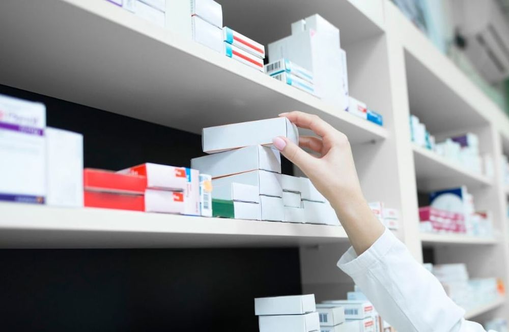 Según el SAFYB, esta medida podría ser un acuerdo con los laboratorios farmacéuticos, en lugar de una decisión basada en criterios de salud pública.