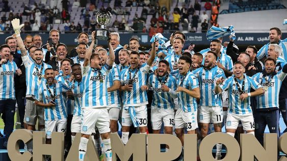 Integrantes de Racing Club celebran con el trofeo tras ganar la final de la Supercopa Argentina de fútbol entre Boca Juniors y Racing Club en Al Ain, Emiratos Árabes Unidos. Foto: EFE/EPA/ALI HAIDER