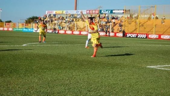 La grama bahiana de Crucero del Norte causa revuelo en Primera división