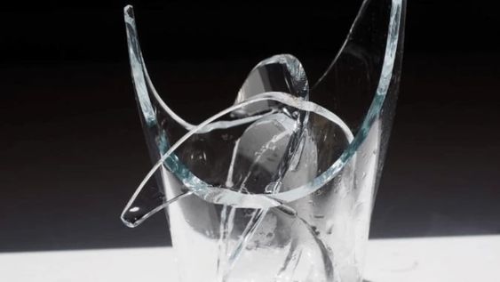 Cómo reciclar los vasos rotos para decorar tu habitación sin gastar dinero.