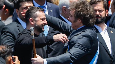 Los Andes | El presidente electo de Argentina Javier Milei (der.) saluda al presidente de Ucrania, Volodímir Zelenski, luego de juramentar como nuevo presidente en el Congreso de la Nación en Buenos Aires (Argentina). Foto: EFE/ Juan Ignacio Roncoroni