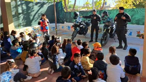Policías de UMAR visitaron jardines maternales. | Foto: gentileza
