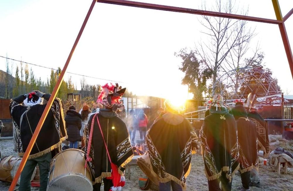 Referentes de los pueblos andinos de Mendoza recibieron este lunes por la mañana el Año Nuevo del Sur, el 5.529 del Quinto Sol. Foto: Colectivo artístico Año nuevo del Sur.