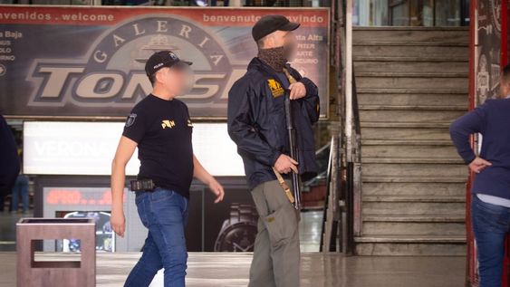 Allanamientos en la Galería Tonsa, por lavado de dinero, compra venta de dólares, droga y oro.Foto: Ignacio Blanco / Los Andes