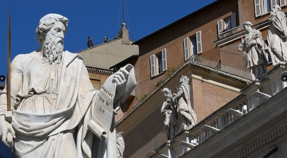 Según informó el Vaticano través de un mensaje en la red social X (antes Twitter), la chimenea ya está preparada para emitir las clásicas fumatas