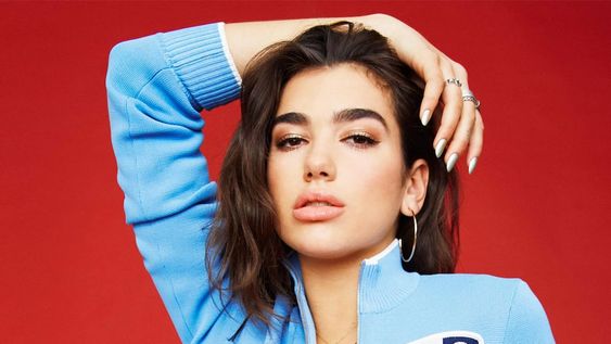 Dua Lipa se puso atrevida y “beboteó” en una sesión de fotos