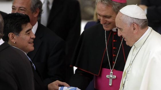 Dos potencias se saludan, le dijo Maradona al Papa tras recibirlo