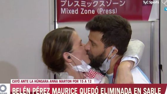 La esgrimista Belén Pérez Maurice recibió una original propuesta de matrimonio de parte de su entrenador Lucas Saucedo mientras daba una nota en vivo. Y aceptó, por lo que habrá festejo.