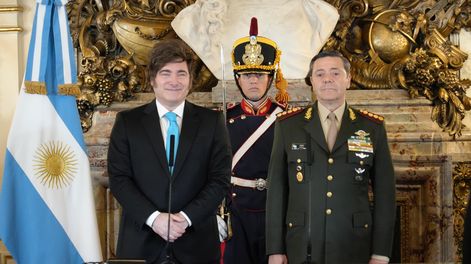 Con el uniforme, Carlos Presti juró como nuevo ministro de Defensa: La vamos a romper toda.