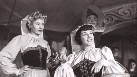 Evita y Libertad Lamarque coincidieron filmando La cabalgata del circo. El mito las recuerda enfrentadas por el amor a Perón y por una cachetada que Eva jamás olvidó.