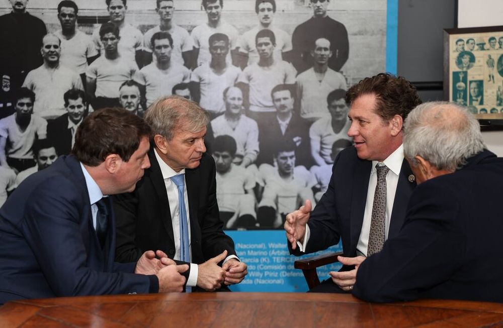 Alejandro Domínguez, presidente de la Conmebol, junto a dirigentes sudamericanos en la postulación del Mundial 2030 de manera conjunta entre Uruguay, Argentina, Paraguay y Chile. (@CONMEBOL).