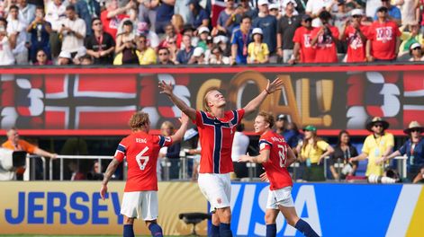 &nbsp;Erling Haaland, figura del partido, eleva sus brazos para celebrar la clasificación de Noruega a cuartos de final del Mundial 2026, tras eliminar a Brasil.
