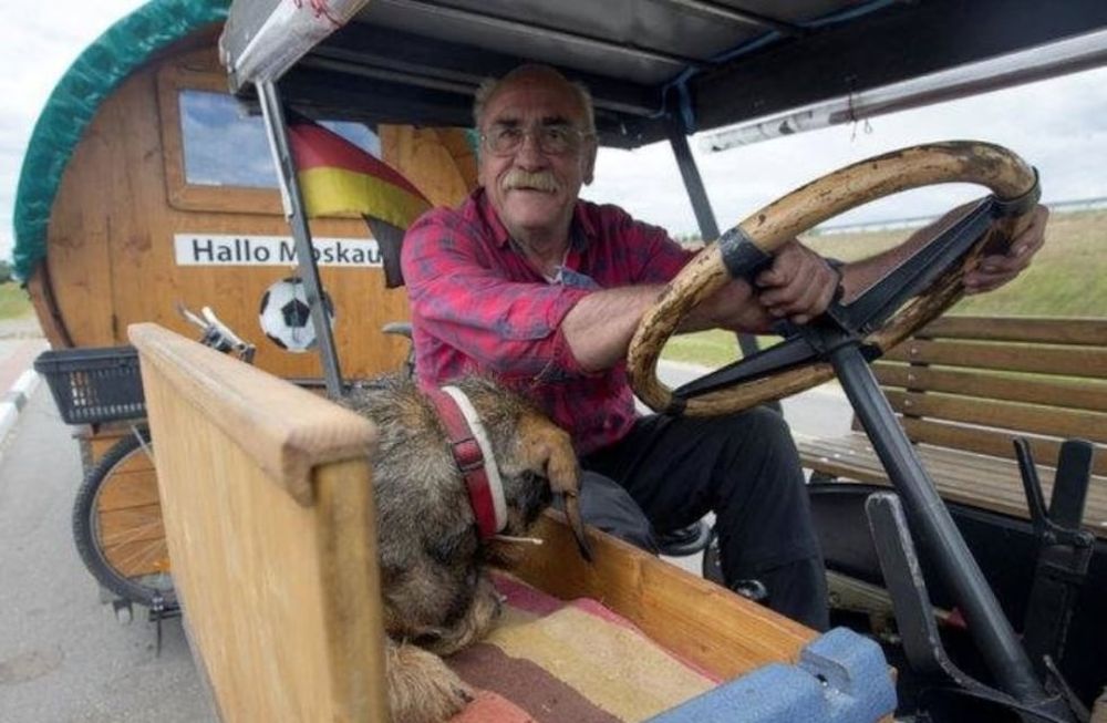 Hincha alemán llegó en un tractor al Mundial después de 30 días de viaje