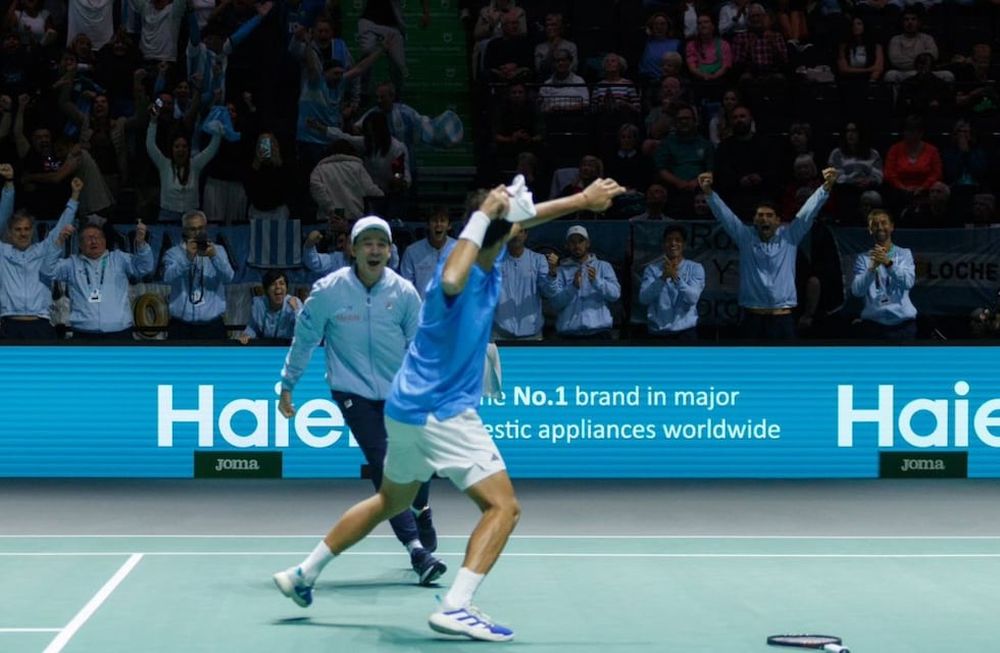 El festejo de Francisco Cerúndolo junto a Guillermo Coria y toda la hinchada argentina / Foto @AATenis