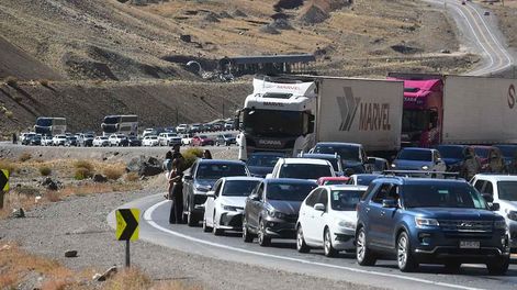 Los Andes | Largas colas de vehículos con al menos 9 horas de espera para poder pasar a Chile. La fila de automóviles alcanzaba unos 8 Km para llegar al peaje del túnel Internacional e ingresar al vecino paísFoto: José Gutierrez / Los Andes