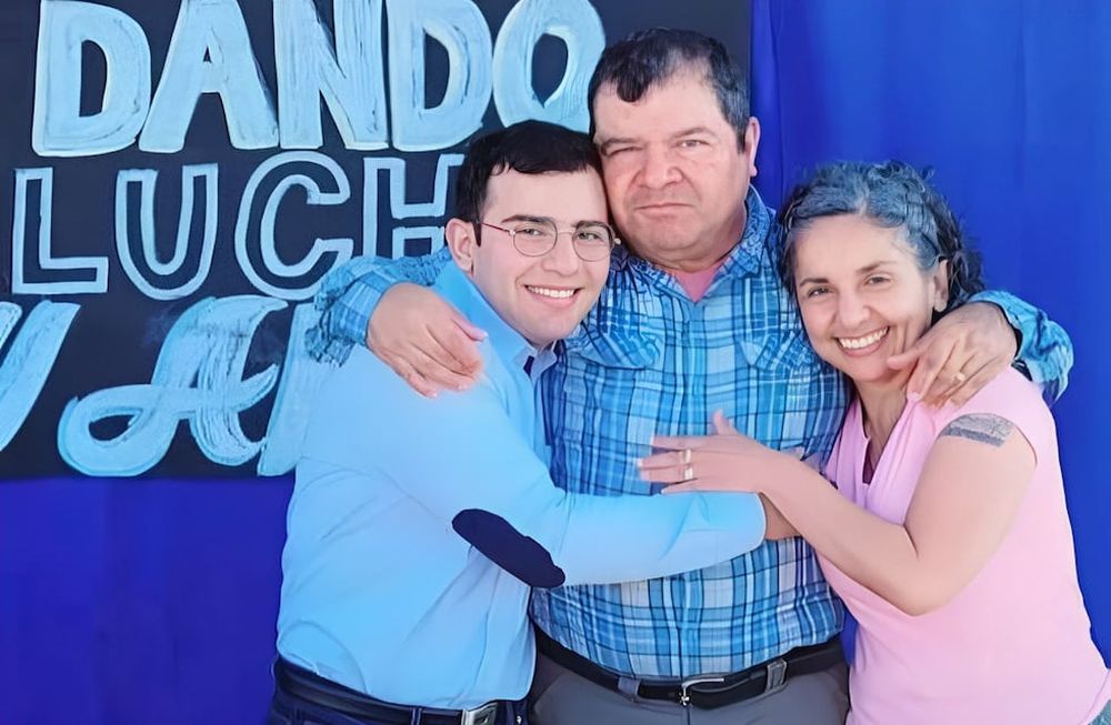 César Sena junto a su padre Emerenciano Sena y su madres Marcela Acuña, ahora todos imputados y con prisión preventiva por el cirmen de Cecilia Strzyzowski. Foto: web