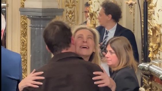 Clímax del abrazo entre Karina Milei y Santiago Caputo. Foto: captura de un video publicado en X por la periodista Josefina Godoy. Clímax del abrazo entre Karina Milei y Santiago Caputo. Foto: captura de un video publicado en X por la periodista Josefina Godoy.