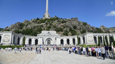 Por curiosidad o morbo miles de españoles visitan la tumba de Franco
