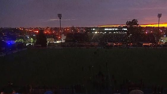 Almirante Brown Independiente Rivadavia suspendido por falta de luz.