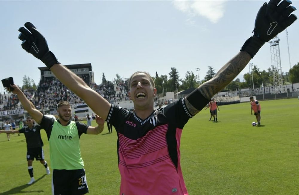 Tomás Giménez, arquero del Lobo, celebra la clasificación. / Orlando Pelichotti